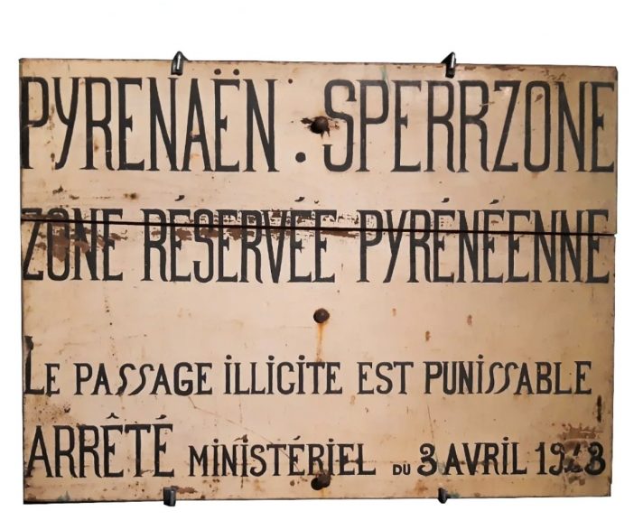 Panneau indiquant la zone réservée pyrénéenne en 1943